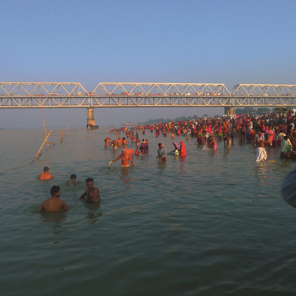 Hindus baden im heiligen Fluss Ganges