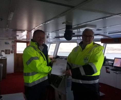 Der Hafenmeister von Isafjördur überreicht dem Kapitän der OCEAN DIAMOND die Genehmigung