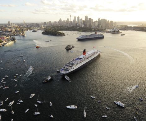 Die Queen Elizabeth und die Queen Mary 2 treffen sich während ihrer Weltreisen in Sydney.