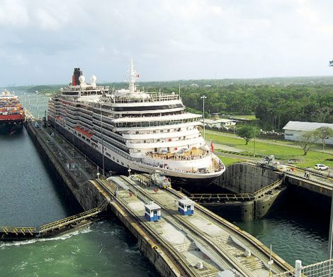 Die Queen Victoria durchquert während ihrer Südamerikareise den Panamakanal