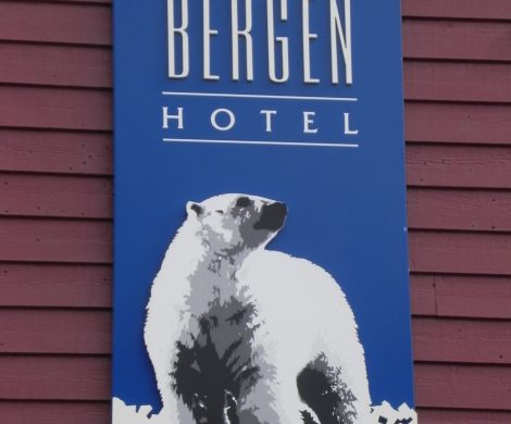 Auch auf Hotelschilder - Eisbären sind in Longyearbyen allgegenwärtig