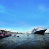 Die Queen Mary 2 macht eine Hafenrundfahrt in Hamburg