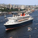 Die Queen Mary 2 von Cunard bei einer der triumphalen Anläufe in Hamburg