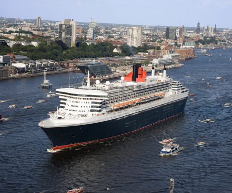 Die Queen Mary 2 von Cunard bei einer der triumphalen Anläufe in Hamburg
