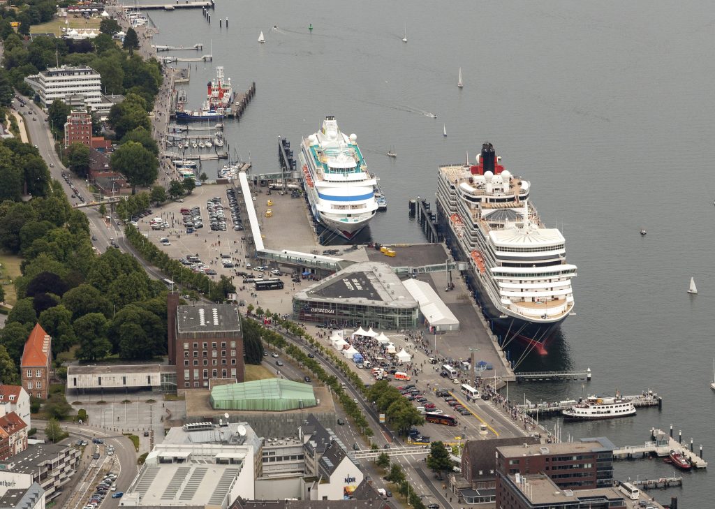 Mit dem morgigen Anlauf der „AIDAvita“  (Samstag, den 21. Oktober,) findet die  Kreuzfahrtsaison in Kiel ihren Abschluss. Insgesamt wurde der Hafen in diesem Jahr 143-mal von 29 verschiedenen Schiffen mit einer Gesamtvermessung von über 10 Mio. BRZ angelaufen. Erstmals gingen über die Terminalanlagen mehr als 500.000 Kreuzfahrtpassagiere an oder von Bord.
