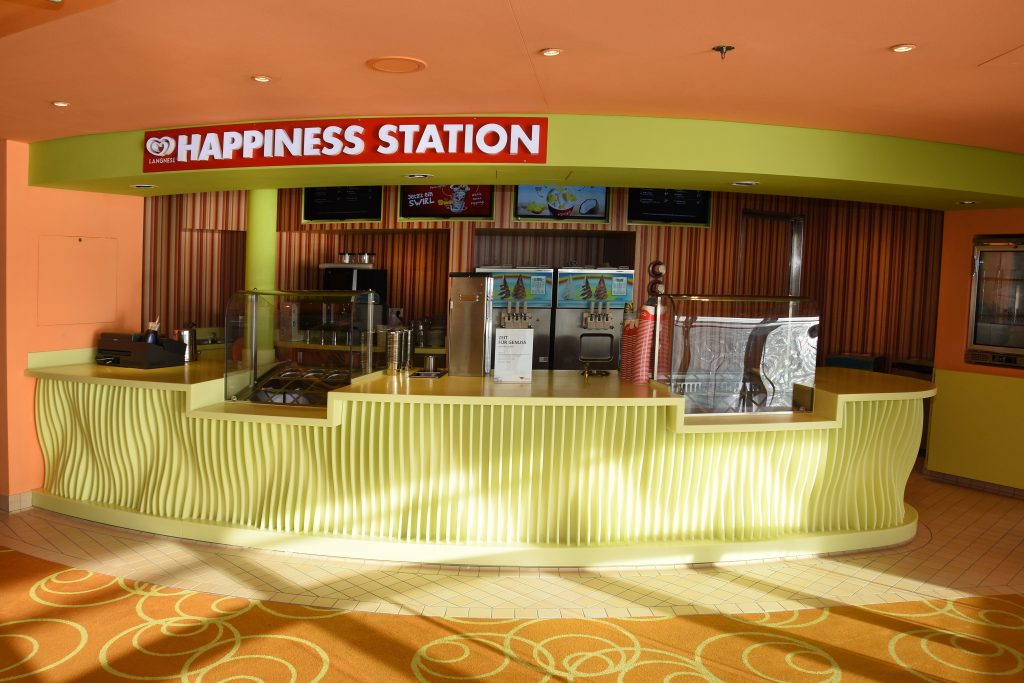 AIDAblu - Erste Langnese Happiness Station auf See