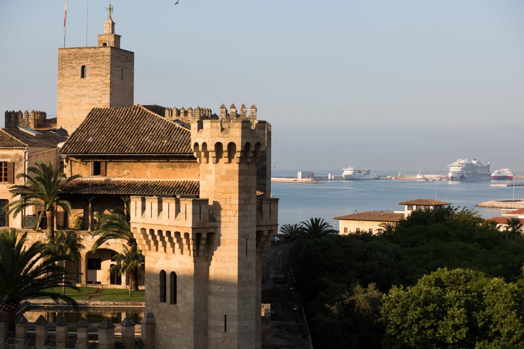 Die Regionalregierung von Mallorca erhöht die Touristensteuer auch für Kreuzfahrer. Der Etat-Entwurf für 2018 sieht vor, jeden Kreuzfahrt-Touristen zur Kasse zu bitten, und zwar unabhängig von der Verweildauer in den Balearen-Häfen.