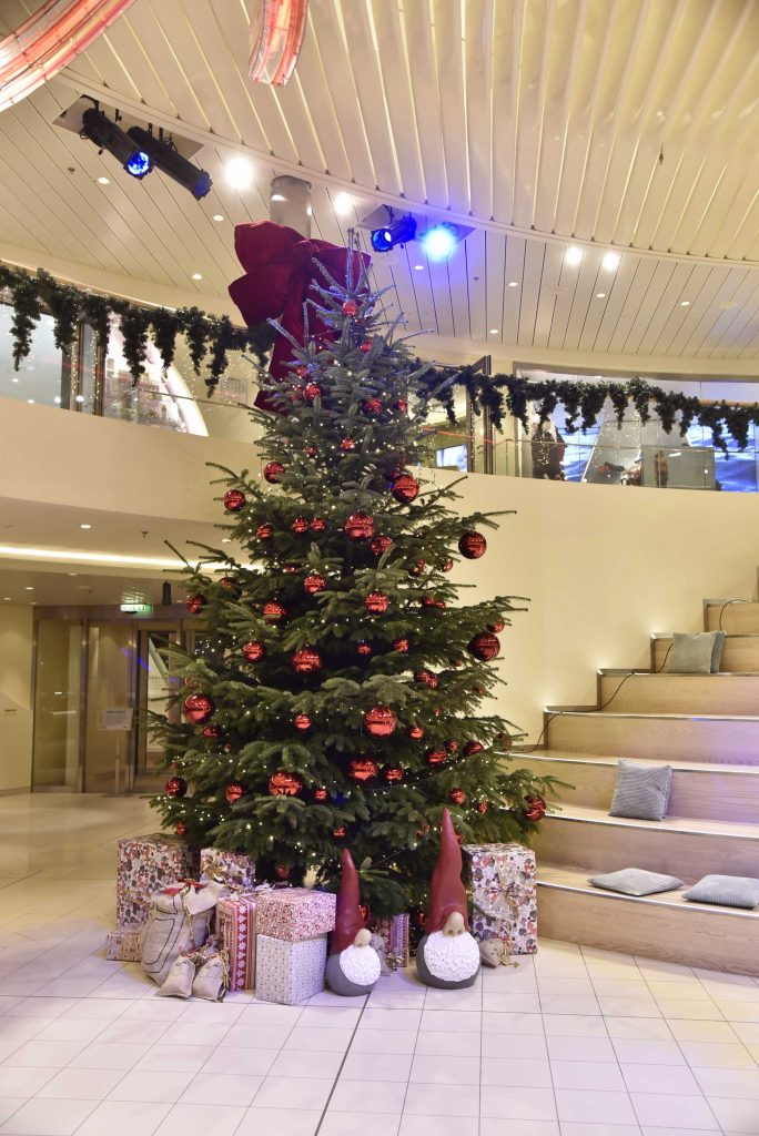 Ohne Weihnachtsbaum geht nichts:Ein Weihnachtsfest ohne Tannenbaum ist laut Umfragen für mehr als 92 Prozent aller Deutschen unvorstellbar. Darauf haben sich die Reedereien eingestellt, in der Weihnachtszeit wird auch an Bord mindestens ein Baum geschmückt.