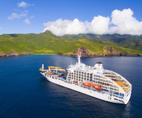 Die Aranui 5, die ganzjährig Fracht und Kreuzfahrttouristen von Tahiti zu den Marquesas-Inseln bringt, begibt sich in 2019 bei zwei Sonderreisen auf die Spuren der Meuterer der legendären Bounty. Ziel ist die entlegene Südseeinsel Pitcairn