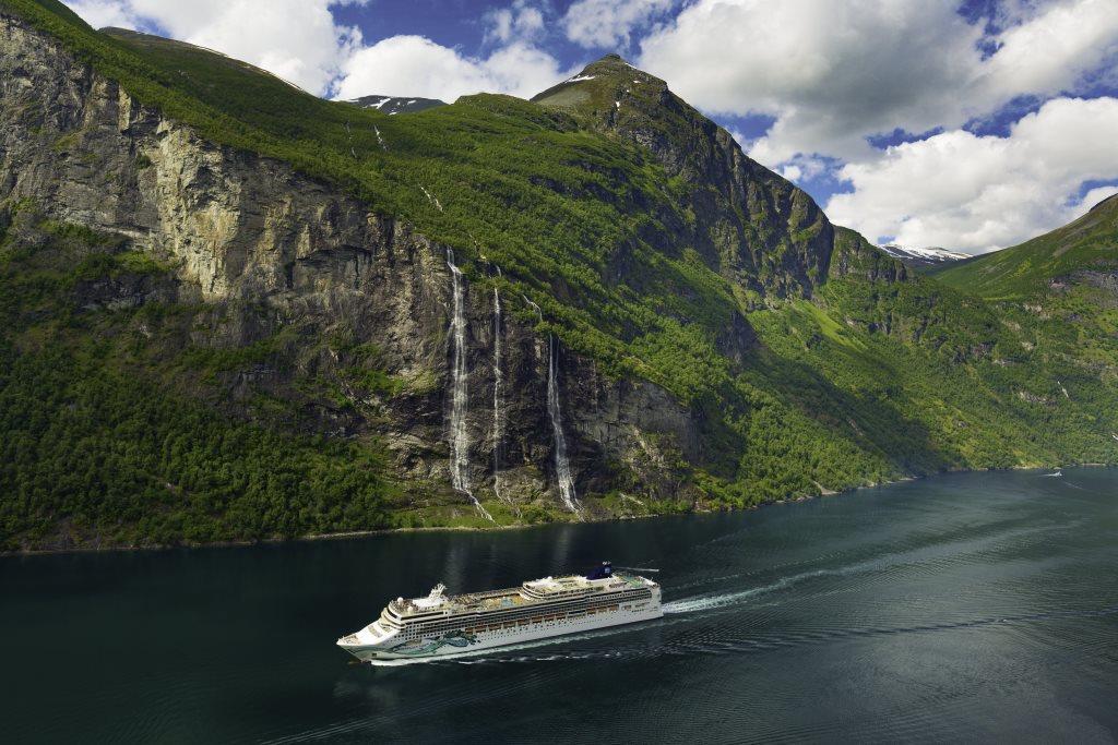 Für den Sommer 2018 hat Norwegian Cruise Line zwei neue Routen ab Hamburg an Bord der Norwegian Jade ins Programm genommen. Die Premium All Inclusive-Kreuzfahrten der Norwegian Jade mit Abfahrten am 15. und 27. Juli 2018 führen nach Norwegen und in die beeindruckenden Berglandschaften der Norwegischen Fjorde.