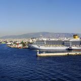 Ab Februar wird jetzt ein direkter Bahnverkehr zwischen Athens internationalem Flughafen in Spata und Griechenlands größtem Hafen Piräus in Betrieb genommen.