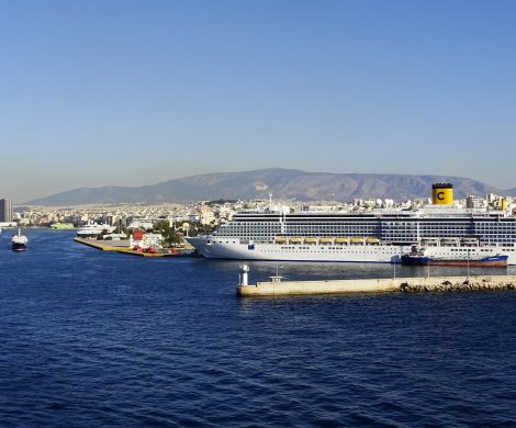 Ab Februar wird jetzt ein direkter Bahnverkehr zwischen Athens internationalem Flughafen in Spata und Griechenlands größtem Hafen Piräus in Betrieb genommen.