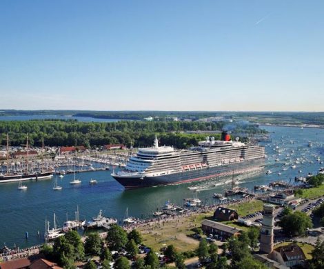 Die Queen Elizabeth der britischen Traditionsreederei Cunard Line kommt nach Lübeck. Am 7. August ist das jüngste Flottenmitglied in Travemünde und wird dort sicher wie im Jahr 2011 wieder für großen Andrang sorgen.