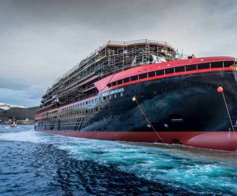 Im norwegischen Ulsteinvik ist das neue Expeditionsschiff von Hurtigruten, die Roald Amundsen,  vom Stapel gelaufen. MS Roald Amundsen ist das weltweit erste Expeditionsschiff mit Hybridtechnologie.