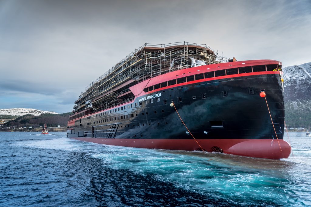 Im norwegischen Ulsteinvik ist das neue Expeditionsschiff von Hurtigruten, die Roald Amundsen,  vom Stapel gelaufen. MS Roald Amundsen ist das weltweit erste Expeditionsschiff mit Hybridtechnologie.