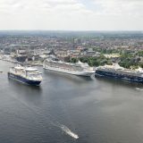 In diesem Jahr werden im Kieler Hafen mehr als 2,1 Millionen Reisende erwartet, davon erstmals 600.000 Kreuzfahrtpassagiere (Plus 17 %) und mehr als 1,5 Millionen Fährgäste. Jedes Jahr generieren Kreuzfahrtpassagiere bereits Umsätze in Höhe von gut 50 Millionen Euro allein in Kiel.
