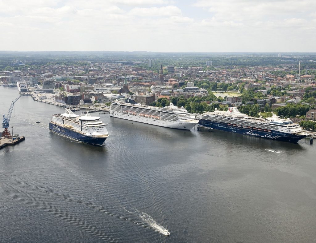 In diesem Jahr werden im Kieler Hafen mehr als 2,1 Millionen Reisende erwartet, davon erstmals 600.000 Kreuzfahrtpassagiere (Plus 17 %) und mehr als 1,5 Millionen Fährgäste. Jedes Jahr generieren Kreuzfahrtpassagiere bereits Umsätze in Höhe von gut 50 Millionen Euro allein in Kiel.