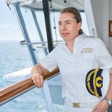 Bei AIDA übernimmt erstmals ein weiblicher Kapitän die Verantwortung für ein Kreuzfahrtschiff: Ab sofort übernimmt Nicole Langosch (34) das Kommando auf AIDAsol. Damit ist sie die erste Frau in der Position des Kapitäns in der AIDA Flotte und die ranghöchste Frau auf einem Kreuzfahrtschiff in Deutschland. 