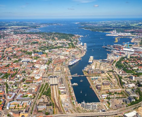 Der Hafen Kiel hat in Zusammenarbeit mit der Landeshauptstadt Kiel ein Konzept für eine nachhaltige und umweltorientierte Entwicklung erarbeitet. BLUE PORT KIEL beschreibt in drei Handlungsfeldern Strategien und Initiativen zu Energieeffizienz, der Reduzierung von Emissionen sowie der Verlagerung von Hinterlandtransporten auf die Schiene.