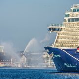 Die neue Mein Schiff 1, der jüngste Neubau von TUI Cruises, ist zum Erstanlauf im Kieler Seehafen eingetroffen. Wenige Tage nach seiner Übergabe im finnischen Turku ist Kiel der erste deutsche Passagierhafen, in dem sich der Neubau präsentiert.