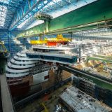 Die AIDAnova, die derzeit auf der Meyer Werft in Papenburg gebaut wird, bekommt die größte Brücke der gesamten Flotte. Mit der Monatge der Brücke ist jetzt der letzte der 90 Baublöcke auf den Schiffskörper von AIDAnova montiert worden. Damit ist der Blockbau des Schiffs abgeschlossen.