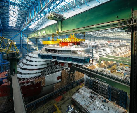 Die AIDAnova, die derzeit auf der Meyer Werft in Papenburg gebaut wird, bekommt die größte Brücke der gesamten Flotte. Mit der Monatge der Brücke ist jetzt der letzte der 90 Baublöcke auf den Schiffskörper von AIDAnova montiert worden. Damit ist der Blockbau des Schiffs abgeschlossen.