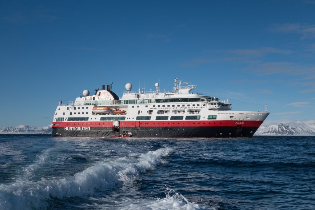 Die Reederei Hurtigruten setzt auf umweltfreundliches LNG und rüstet einen Großteil ihrer Flotte auf den Antrieb mit Flüssiggas um. Die Vereinbarung mit dem Motorenhersteller Rolls Royce Marine umfasst die Ausrüstung von sechs Hurtigruten Schiffen mit LNG-Motoren sowie elektrischen Batteriesystemen.