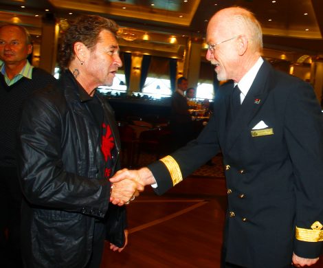 Mit dem Kapitän der Queen Mary 2, Commodore Christopher Rynd 