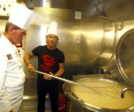 Mit Küchenchef Klaus Kremer 250 Liter Suppe rühren