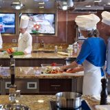 Oceania Cruises führt 16 neue Kochkurse an Bord der O-Klasse Kreuzfahrtschiffe Marina und Riviera ein. Im Culinary Center kochen die Gäste unter Anleitung von erfahrenen Köchen und Gastronomen, die von renommierten Experten ausgebildet wurden. Die Kochkurse werden erstmals zum Start der Europasaison im Mai angeboten.
