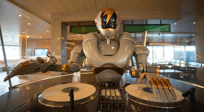 Roboter als Barmixer und digitale Assistenten gibt es bereits auf Schiffen, aber ein Roboter als DJ wie auf der neuen Mein Schiff 1 ist eine Weltneuheit auf See. Der neue Gastgeber der Großen Freiheit an Bord der neuen Mein Schiff 1  heißt DJ Rob.