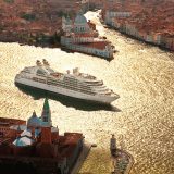 Umweltverschmutzung durch Abgase und Übertourismus durch große Kreuzfahrtschiffe - die Kreuzfahrtbranche gefährdet das Weltkulturerbe warnt die UNESCO. Jetzt soll Venedig wegen dieser Gefährdung in die schwarze Liste der gefährdeten Weltkulturerbestätten aufgenommen werden.