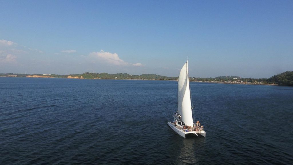 Segeln in Sri Lanka: Im Februar 2018 nahm G Adventures als erster Veranstalter weltweit Segeltrips entlang der Südküste von Sri Lanka ins Programm.  Nun kommt zum Juli 2018 ein zweiter Törn entlang der Ostküste hinzu.