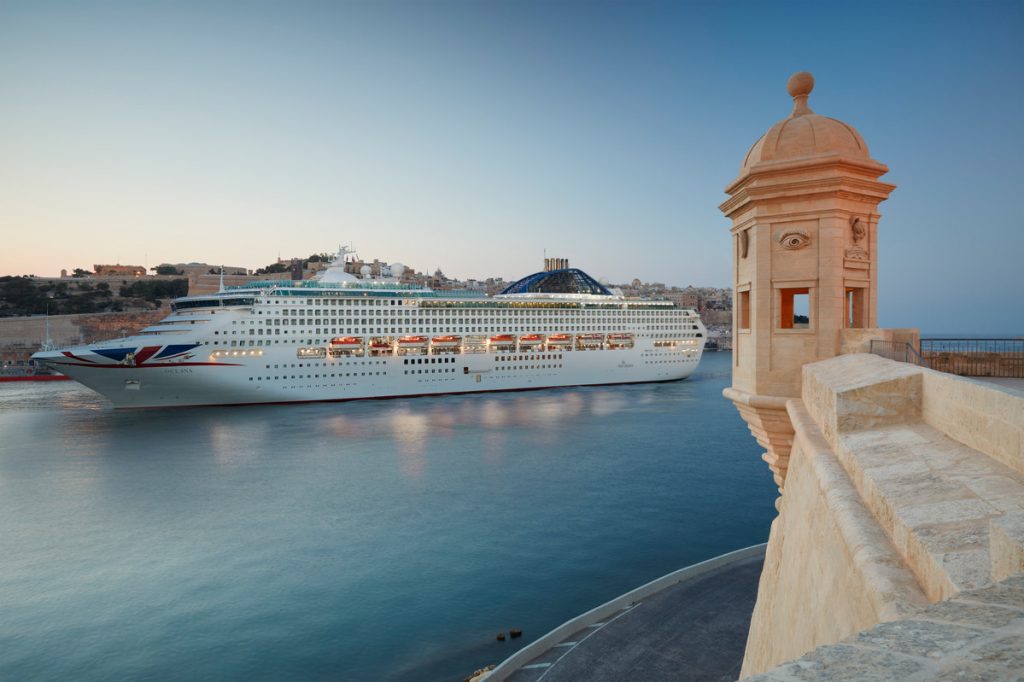 Mit dem Ansteuern kleinerer Häfen sorgt die britische Reederei P&O Cruises für attraktive Ziele. Zwar verbleiben Häfen wie Barcelona, Dubrovnik oder Venedig nach wie vor im Routenplan der britischen Traditionsmarke, doch finden sich dort  auch Destinationen, die bisher kaum im Fokus der Anbieter von Seereisen standen.