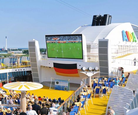 Auf allen zwölf AIDA Schiffen werden sämtliche Spiele der Fußball-WM aus Russland live übertragen. Jedes Spiel mit deutscher Beteiligung ist an Bord ein Event und wird auf großen LED-Leinwänden im Theatrium, auf dem Pooldeck und im Four-Elements ausgestrahlt.