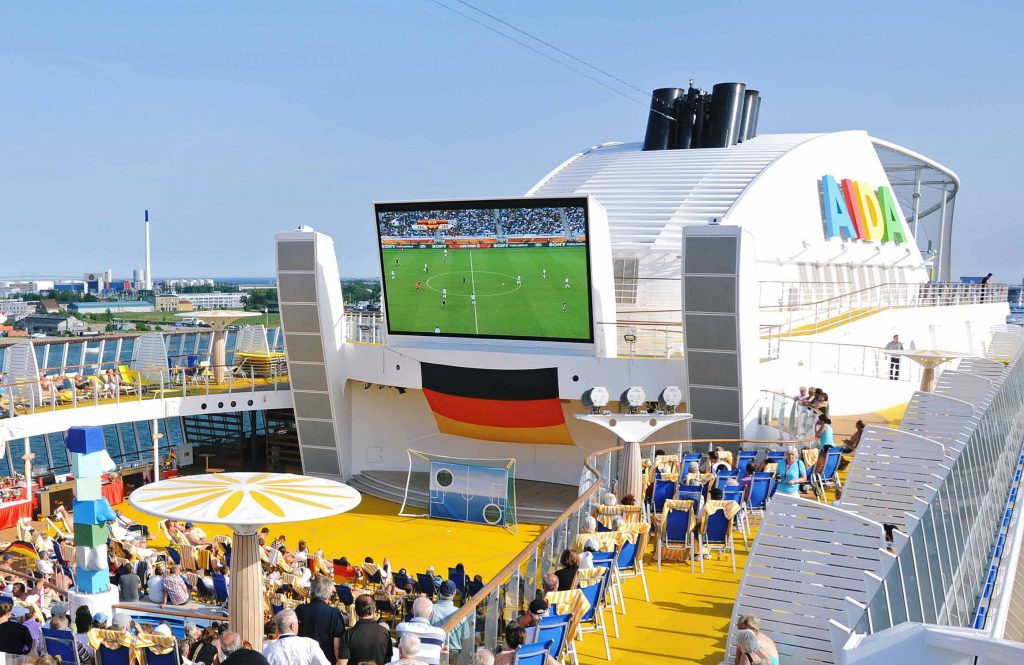 Auf allen zwölf AIDA Schiffen werden sämtliche Spiele der Fußball-WM aus Russland live übertragen. Jedes Spiel mit deutscher Beteiligung ist an Bord ein Event und wird auf großen LED-Leinwänden im Theatrium, auf dem Pooldeck und im Four-Elements ausgestrahlt.