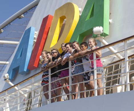 AIDA Cruises sein umfangreiches Kinderangebot noch einmal um etliche Attraktionen erweitert. Für die kommenden Ferien stehen exklusiv entwickelte Spezialangebote auf dem Programm, mit trendigen Themen wie Kampfkunst, Freestyle, Konzerte und Kinderhelden.