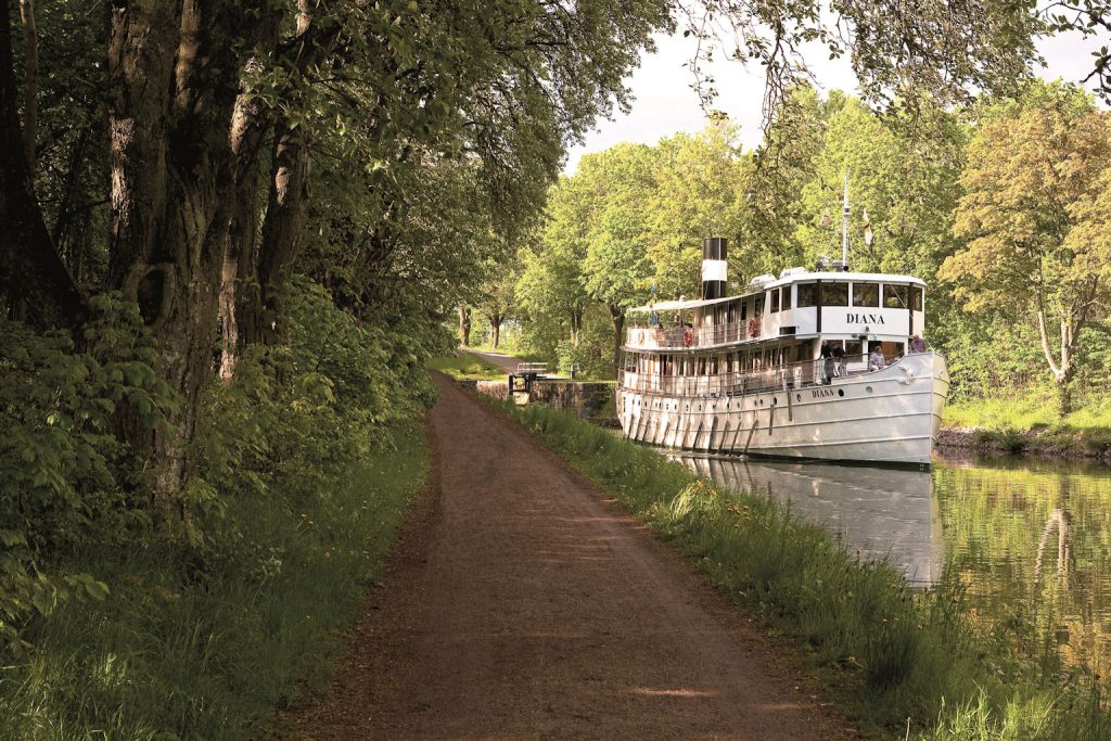 Die nostalgischen Fahrten durch Südschweden auf dem Göta-Kanal gehören zu den schönsten Schiffsreisen der Welt, hier die Angebote für Sommer 2019
