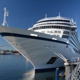 Premiere von Viking Ocean Cruises in Kiel. Begleitet von den Wasserfontänen eines Hafenschleppers lief am Dienstagmorgen die „Viking Sun“ zum Erstanlauf in den Hafen ein.
