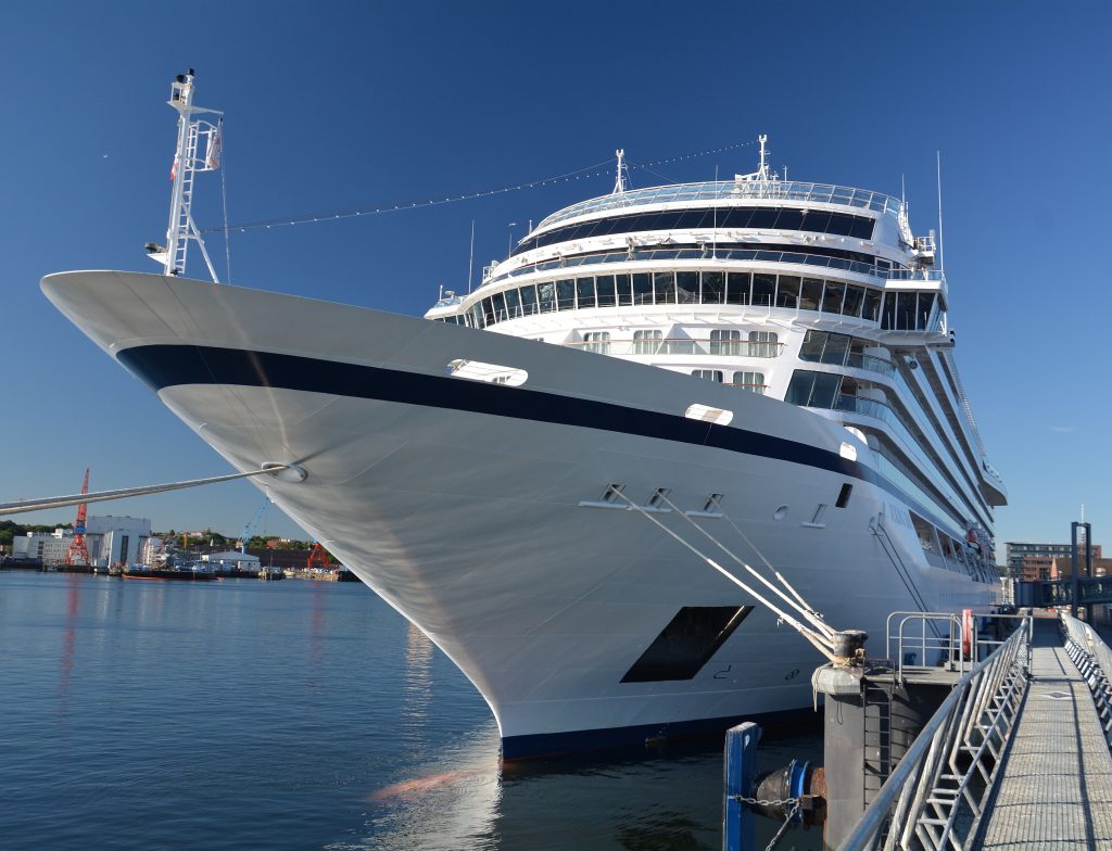 Premiere von Viking Ocean Cruises in Kiel. Begleitet von den Wasserfontänen eines Hafenschleppers lief am Dienstagmorgen die „Viking Sun“ zum Erstanlauf in den Hafen ein.