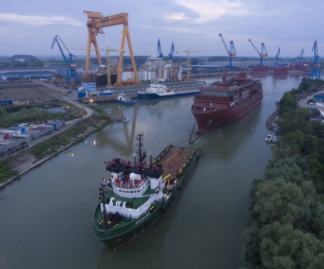 Die HANSEATIC nature hat erstmals Wasser unterm Kiel! Der etwa 6.500 Tonnen schwere Schiffsrumpf wird von Rumänien nach Norwegen geschleppt.