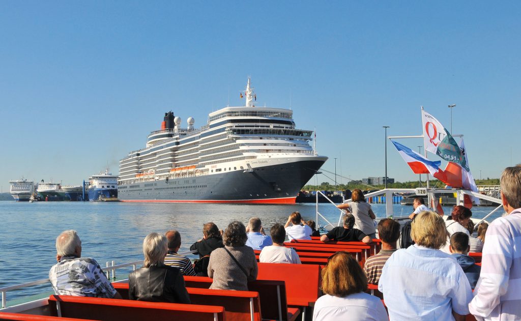 Königlicher Besuch am Skandinavienkai in Lübeck-Travemünde: Die „Queen Elizabeth“ der Reederei Cunard Line kommt am 7. August