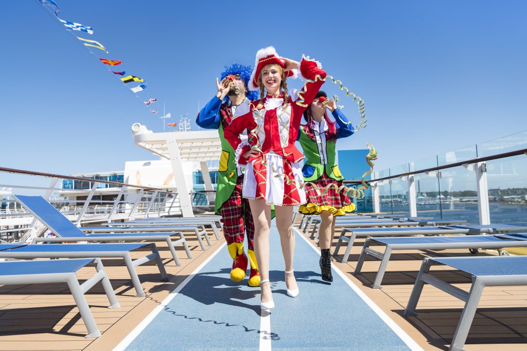Vom 28. April bis 2. Mai 2019 verwandelt TUI Cruises die Mein Schiff 6 erstmals in eine schwimmende Karnevalshochburg. Auf einer viertägigen Kreuzfahrt erobern Prinzessinnen, Matrosen und Piraten das Mittelmeer und feiern auf 15 Decks eine Kostümparty der Superlative.