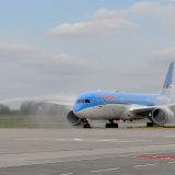 Erstmals landeten Kreuzfahrer von Costa mit einem Dreamliner (Boeing 787) der Fluggesellschaft NEOS aus Mailand in Rostock-Laage.