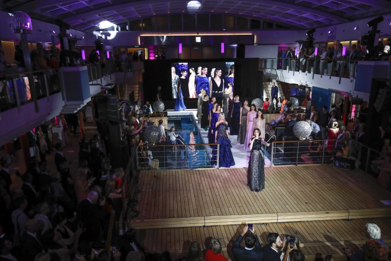 Die Fashion2Night 2018 fand an Bord der Europa 2 in Hamburg statt. Das Designer-Duo Talbot Runhof präsentierte unter dem Motto „Glaube, Liebe, Hoffnung“
