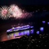 10 Jahre Hamburg Blue Ports von Lichtkünstler Michael Batz: die Queen Mary 2 war mit mehr als 300 Leuchtstoffröhren blau illuminiert