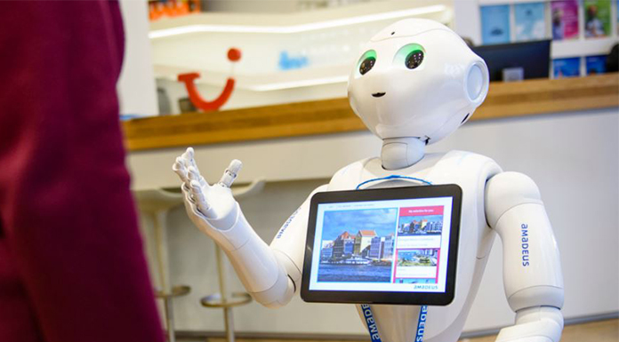 TUI hat einen humanoiden Roboter als regulären Mitarbeiter eingestellt: Pepper 2E arbeitet als Assistent im neuem Team für Data Analytics.