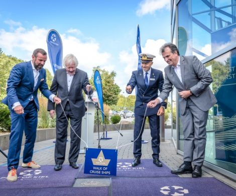 Zur Feier der 40-jährigen Partnerschaft von Costa Kreuzfahrten, dem Seehafen und der Stadt Kiel wurde eine Bronzeplakette am Ostseekai enthüllt.