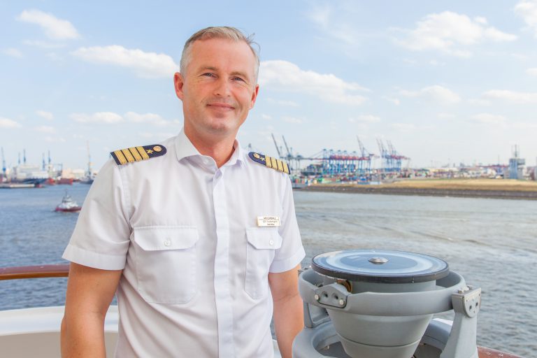 An Bord der MS Bremen, dem Expeditionsschiff von Hapag-Lloyd Cruises, wird im nächsten Jahr Ulf Sodemann das Kommando als Kapitän übernehmen.