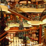 Oceania Cruises putzt seine Kreuzfahrtschiffe für Weihnachten festlich heraus. Gäste können sich auf weihnachtliche Dekoration und festliche Menüs freuen.